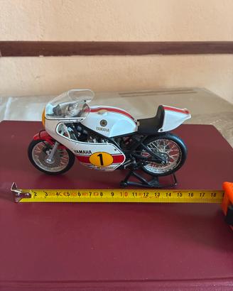 Modellino Yamaha YZR 500 del 1975
