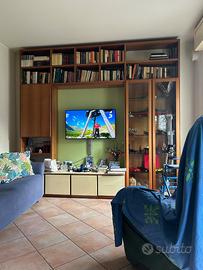 Mobile soggiorno con cassettiera e vetrina