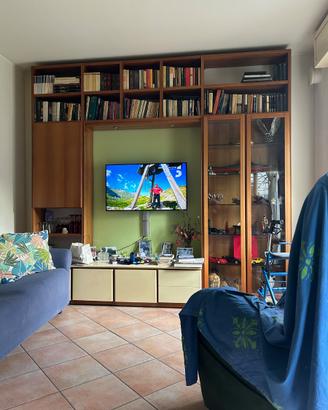 Mobile soggiorno con cassettiera e vetrina