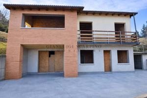 Villa di 218 m² con più di 5 locali e box auto dop