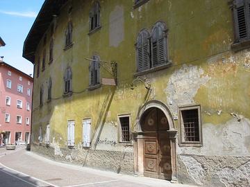 Pergine Valsugana, centro storico, intero stabile
