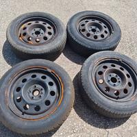4 ruote con gomme +copricerchi