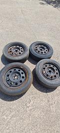 4 ruote con gomme +copricerchi
