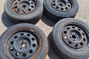 4 ruote con gomme +copricerchi