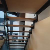 Scala per interno in ferro e legno con balaustra