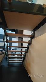 Scala per interno in ferro e legno con balaustra