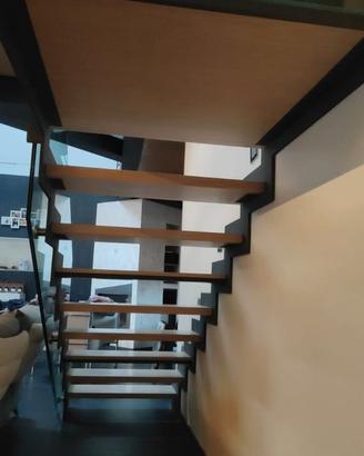 Scala per interno in ferro e legno con balaustra