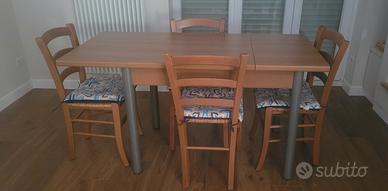 tavolo da pranzo e sedie