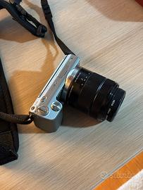 Sony NEX-5 con Obiettivo 18-55 e flash