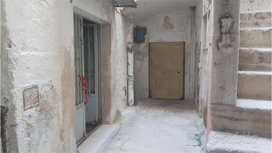 CASA INDIPENDENTE SU TRE LIVELLI