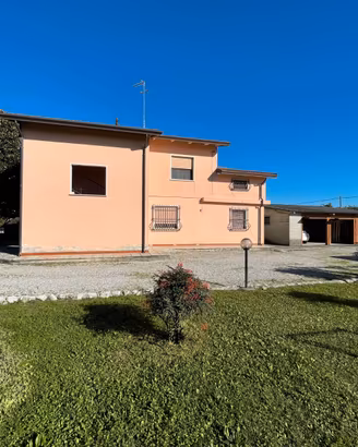 Casa singola con 2 appartamenti giardino e terreno