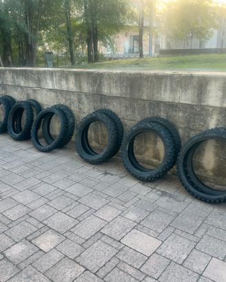 Gomme enduro usate Michelin e Metzeler.