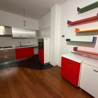 Cucina rossa e acciaio