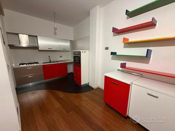 Cucina rossa e acciaio