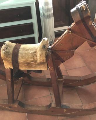 Cavallo dondolo antico