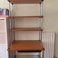 Scrivania, libreria e postazione pc