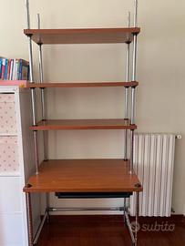 Scrivania, libreria e postazione pc