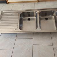 Acquaio  da cucina in acciaio inox. 