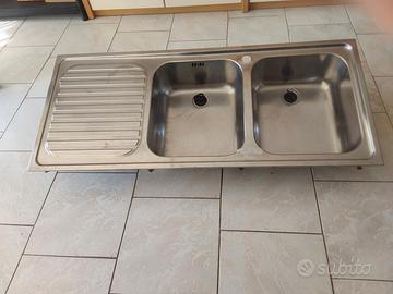 Acquaio  da cucina in acciaio inox. 