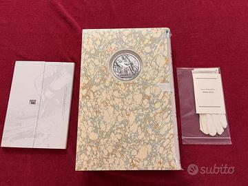 Volume in folio (44 cm), legatura in pergamena