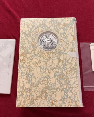 Volume in folio (44 cm), legatura in pergamena