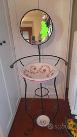 Antico lavabo con ceramiche disegnate