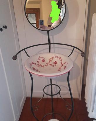Antico lavabo con ceramiche disegnate