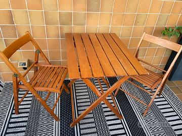 Tavolo e sedie pieghevoli in legno