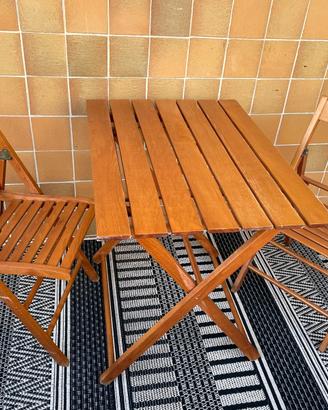 Tavolo e sedie pieghevoli in legno