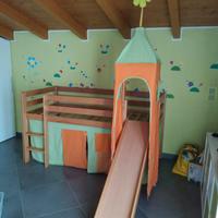 letto con scivolo a forma di castello