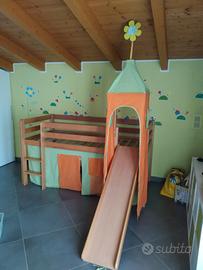 letto con scivolo a forma di castello