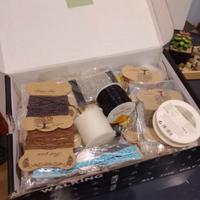 Scatola piena materiali per bigiotteria e resina