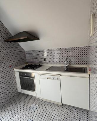 Cucina con frigo bosh forno e fornelli e lavastovi