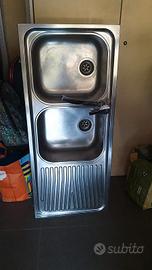 lavabo cucina con rubinetto