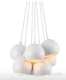 Lampadario bianco sette paralumi