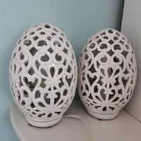 Coppia di lampade da tavolo in ceramica traforate