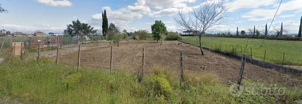 Terreno fronte strada vicino al mare