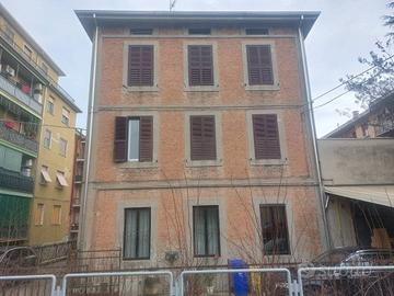 LUMINOSO QUADRILOCALE CON AMPIO SOLAIO SOVRASTANTE