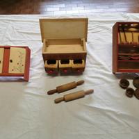 Mobili in miniatura con stoviglie decorati a mano