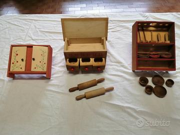 Mobili in miniatura con stoviglie decorati a mano