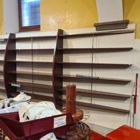 arredamento negozio scaffali e bancone