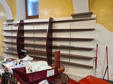 arredamento negozio scaffali e bancone