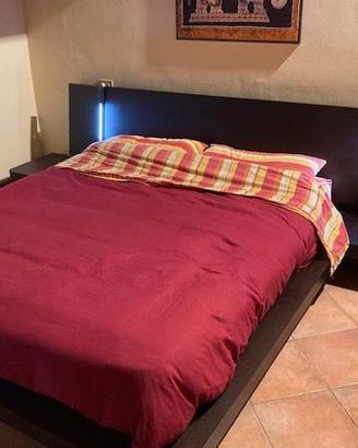 Letto+rete a doghe+comodini+cassettiera+penisola