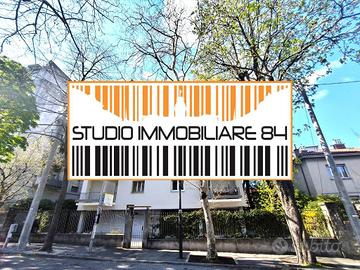 VIA ROSSETTI: Quadrilocale al piano alto.