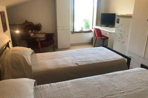 Camera due letti in mansarda di villa