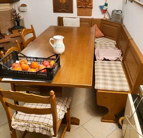 Cassapanca ad angolo con tavolo