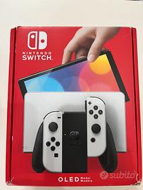 Nintendo switch oled con joy-con rossi e blu