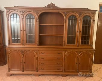 Credenzone di legno con vetrine