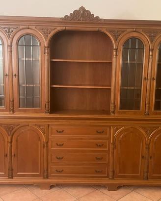 Credenzone di legno con vetrine