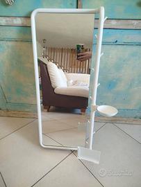 specchio Ikea con porta cellulare e portagioie